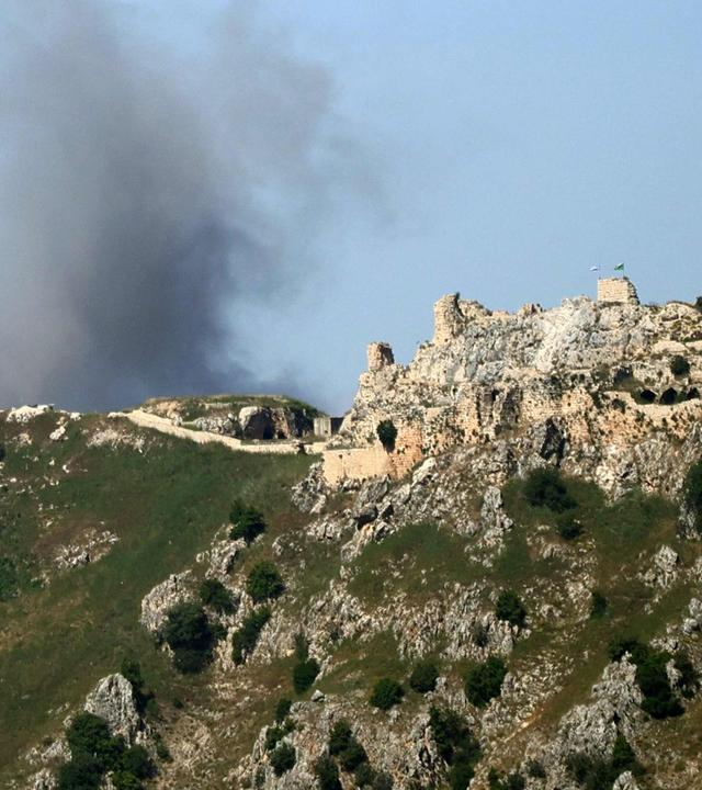 Rauch steigt hinter der mittelalterlichen Beaufort Castle auf, die auch als Qalaat al-Shaqif oder Shaqif Arnoun bekannt ist, nach einem israelischen Luftangriff auf das Dorf Yohmor am 31. Mai 2026.