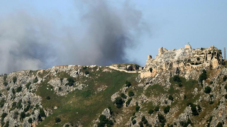 Rauch steigt hinter der mittelalterlichen Beaufort Castle auf, die auch als Qalaat al-Shaqif oder Shaqif Arnoun bekannt ist, nach einem israelischen Luftangriff auf das Dorf Yohmor am 31. Mai 2026.