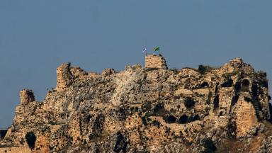 Libanon, Arnoun: Die israelische Flagge weht zusammen mit der Flagge der Golani-Brigade über der Burg Beaufort (Belfort), die im südlibanesischen Dorf Arnoun als Qalaat al-Chakif bekannt ist