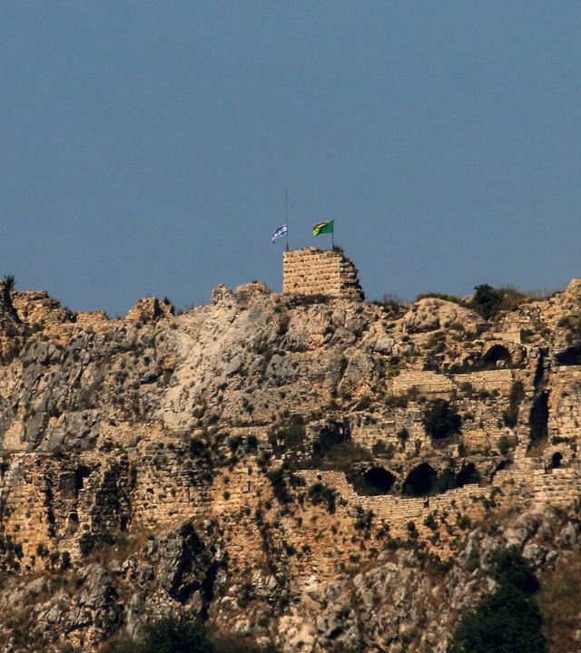 Libanon, Arnoun: Die israelische Flagge weht zusammen mit der Flagge der Golani-Brigade über der Burg Beaufort (Belfort), die im südlibanesischen Dorf Arnoun als Qalaat al-Chakif bekannt ist