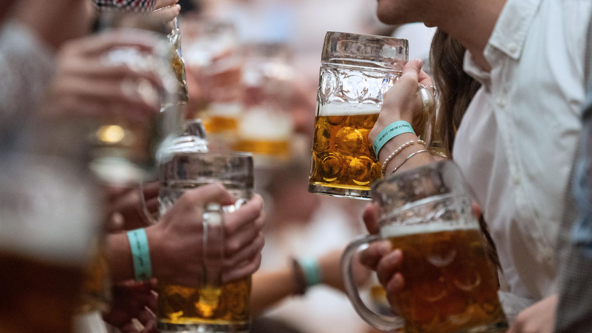 Besucher in einem Festzelt