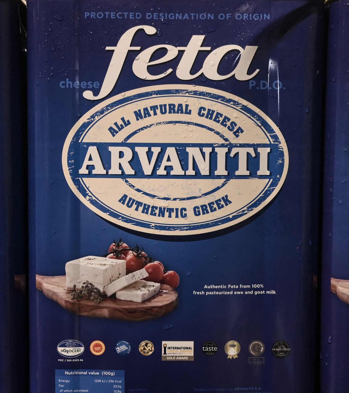 Feta in Blechdosen in einer Käserei in Thessaloniki am 19.02.2026. 