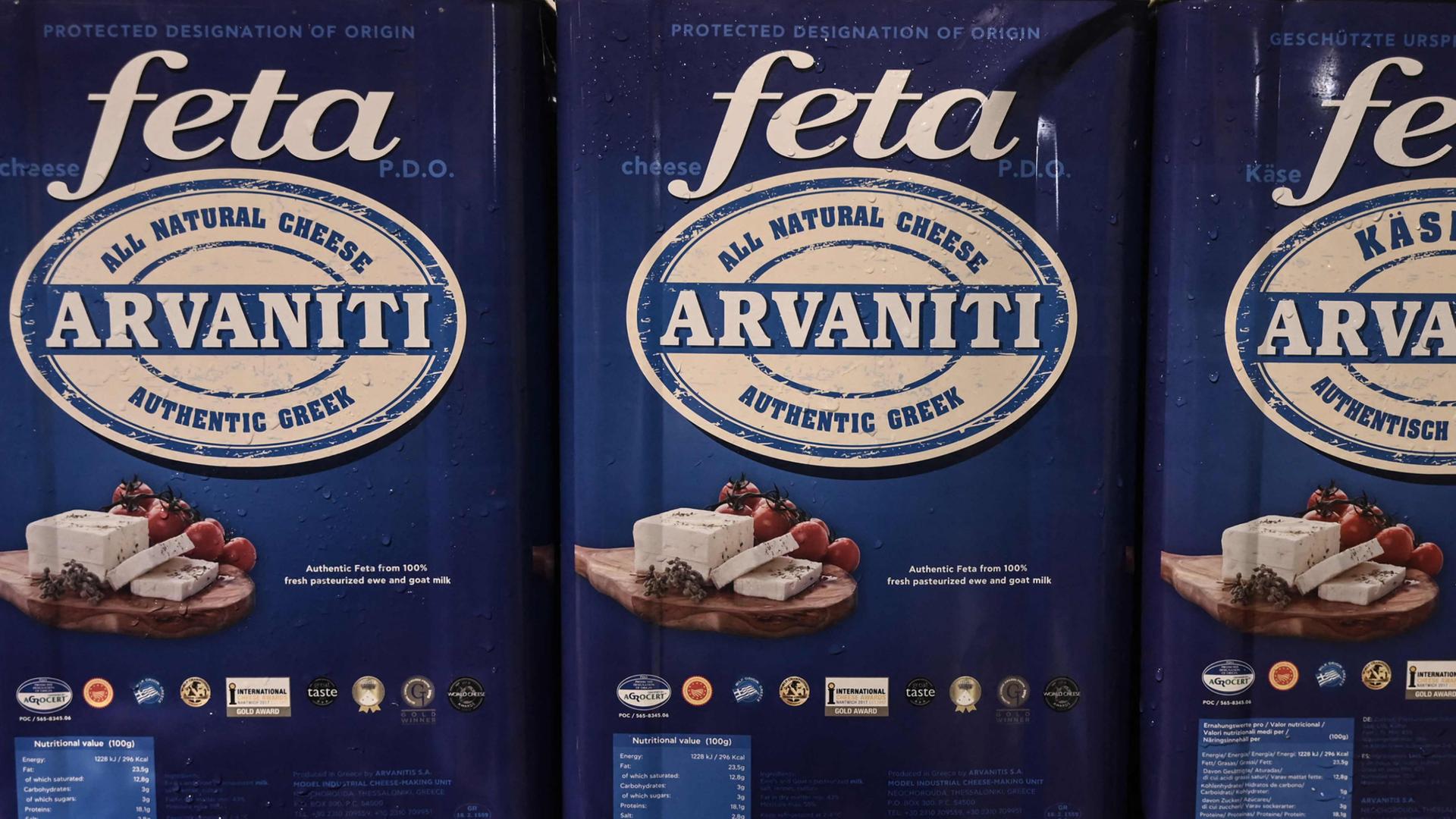 Feta in Blechdosen in einer Käserei in Thessaloniki am 19.02.2026. 