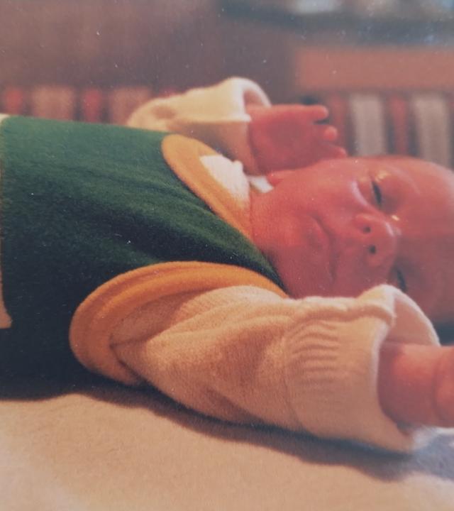 Ein Baby mit fetaler Alkoholspektrumstörung liegt auf dem Rücken.