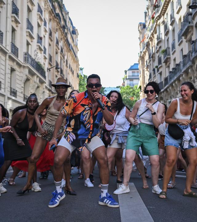 Menschen feiern die Fête de la Musique (Weltmusiktag) in Paris.