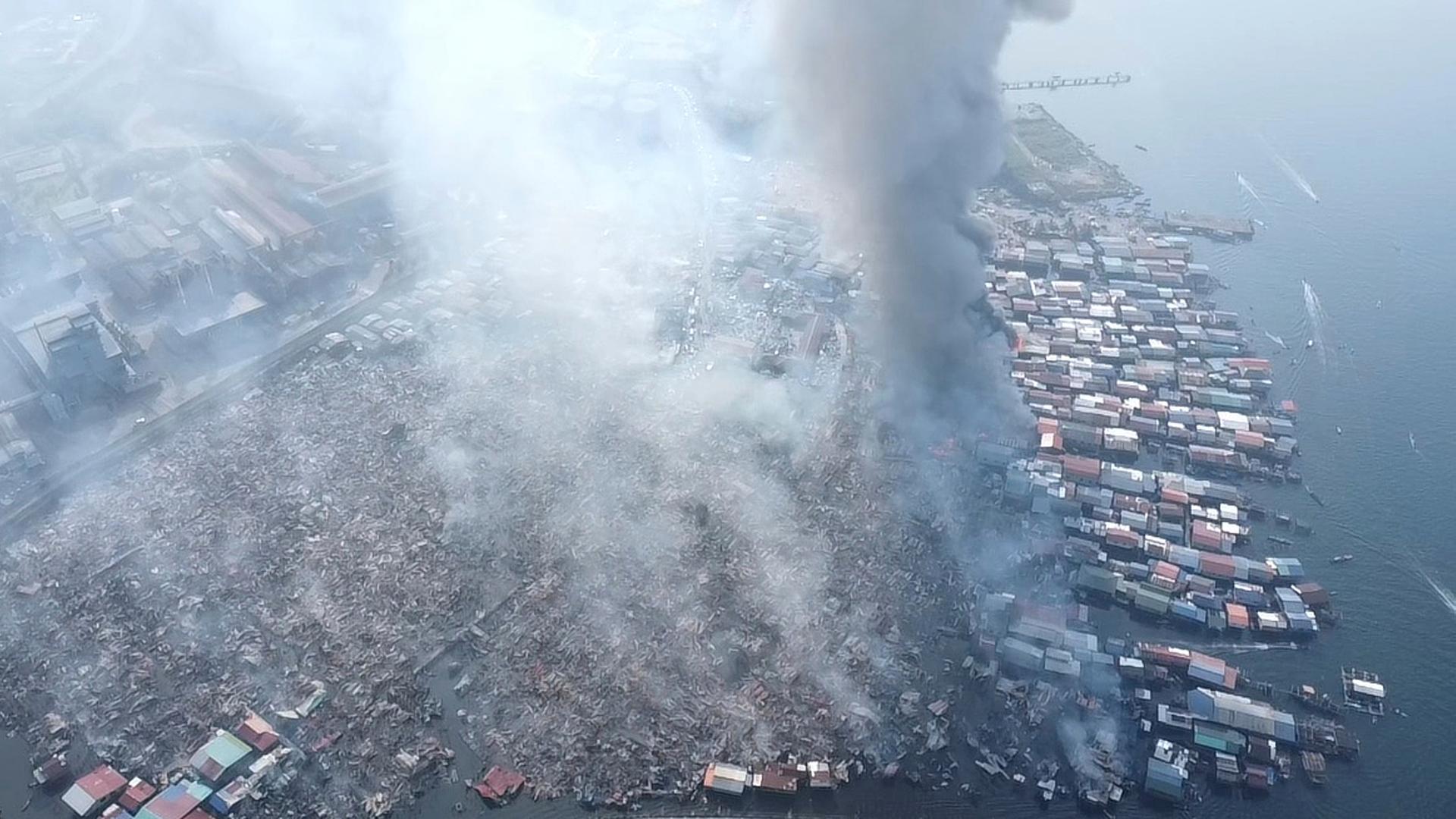 Ein Brand zerstört am 19.04.2026 in einer Küstensiedlung im Bezirk Sandakan, im Bundesstaat Sabah, auf der malayischen Insel Borneo zahlreiche Wohnäuser.