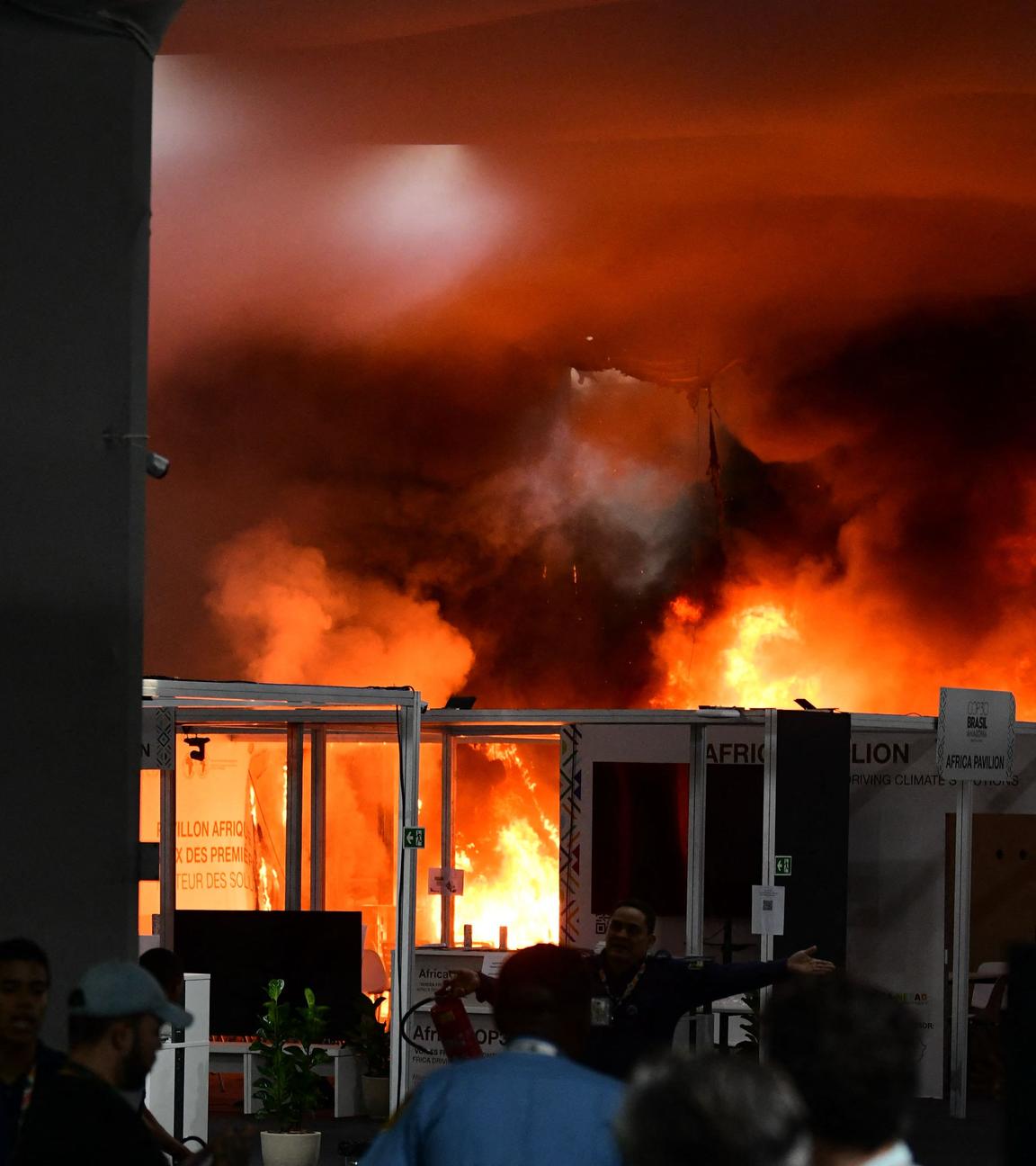 Während der UN-Klimakonferenz COP30 in Belém, Bundesstaat Pará, Brasilien, am 20. November 2025 brennt ein Feuer in einem Pavillon.
