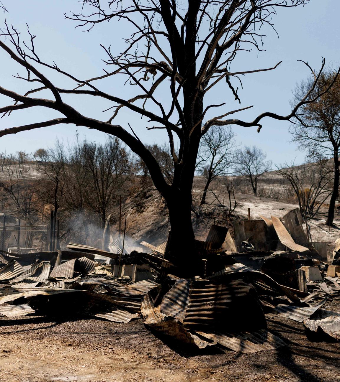 Ein durch das Canyon-Feuer zerstörtes Gebäude ist am 8. August 2025 in Castaic, Kalifornien, zu sehen.
