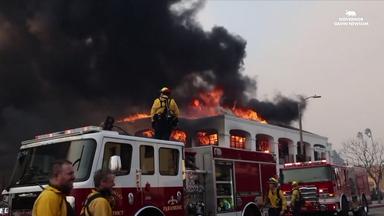 Zerstörerische Flammen in und um Los Angeles