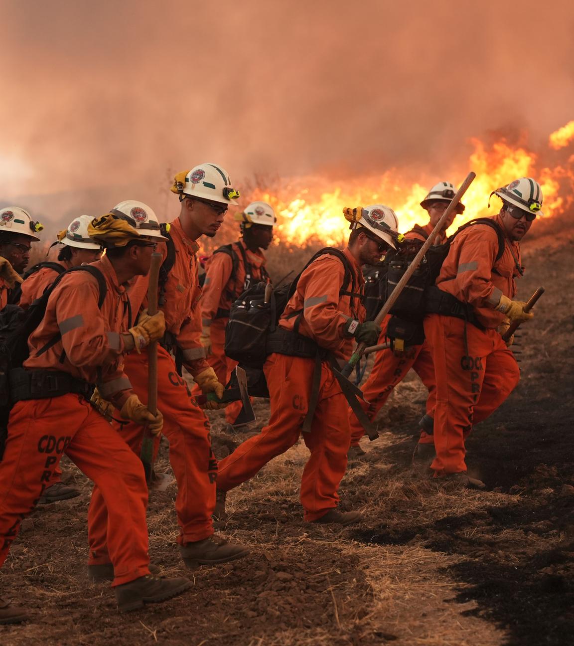 Ein Feuerwehrteam des California Department of Corrections (CDCR) kämpft gegen das Canyon Fire. 