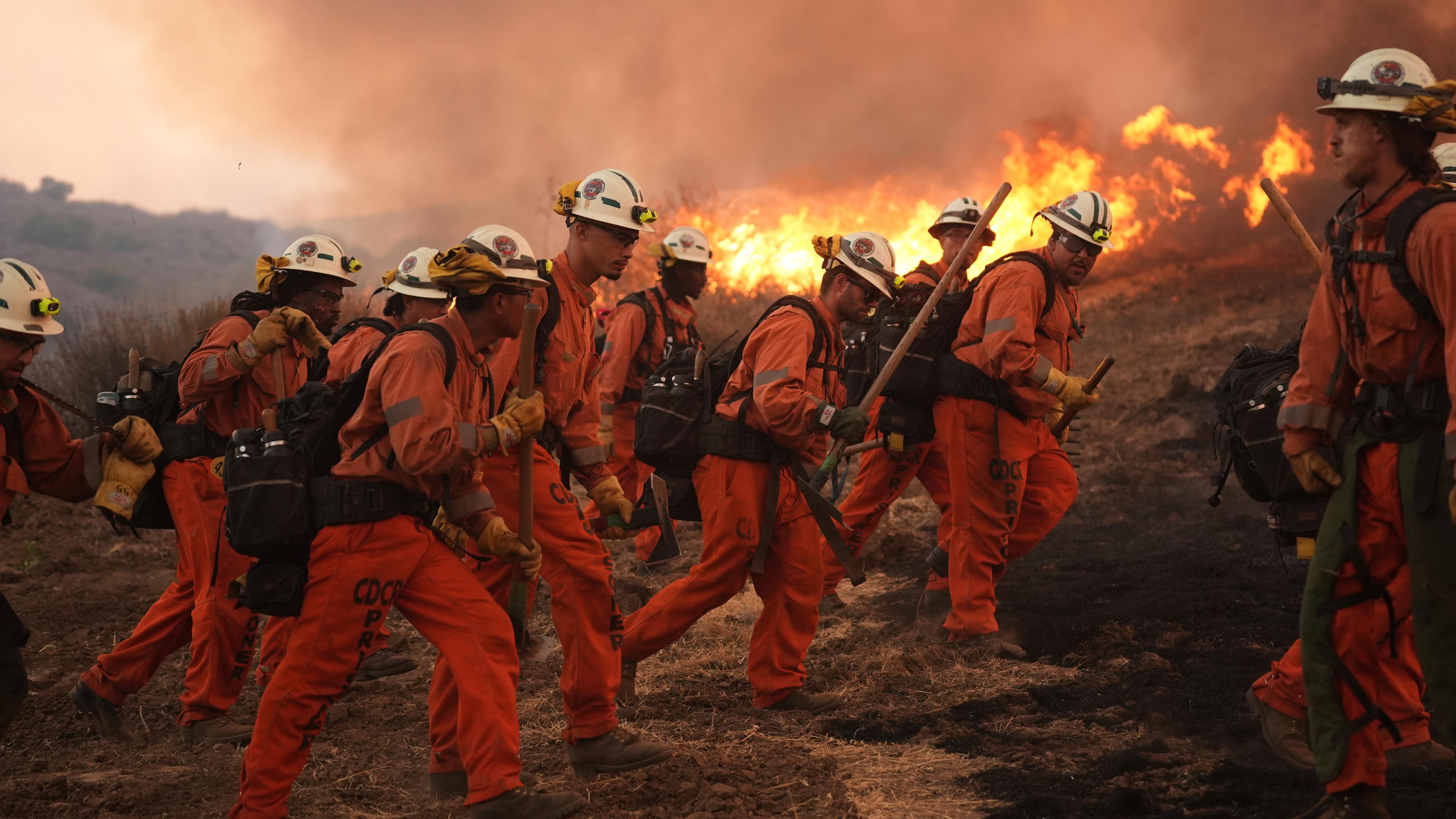 Ein Feuerwehrteam des California Department of Corrections (CDCR) kämpft gegen das Canyon Fire. 