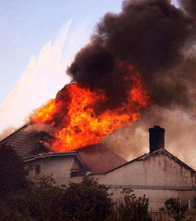 Ein Hausdach brännt während der Brände am 16. Oktober 2026, in San Juan Capistrano, Kalifornien, USA.