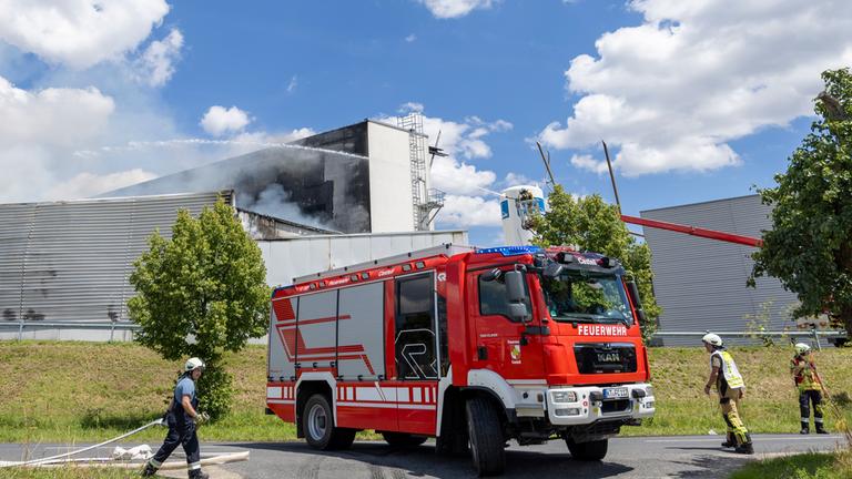 Bayern, Abtswind: Die Feuerwehr löscht einen Brand in einem Gebäude einer Firma für Kräuter- und Früchteteemischungen in Unterfranken.