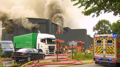 Feuer in Akku-Lagerhalle in Neumünster 