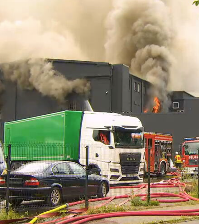 Feuer in Akku-Lagerhalle in Neumünster 