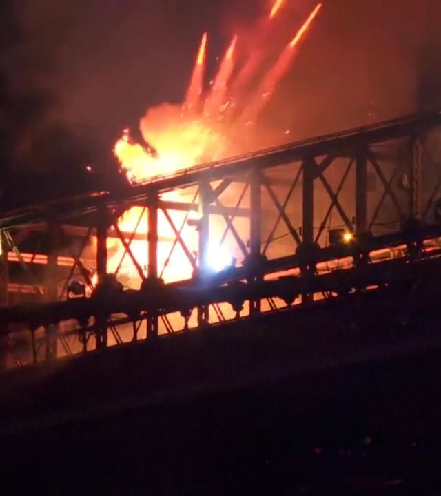 Feuer auf der Brooklyn Bridge