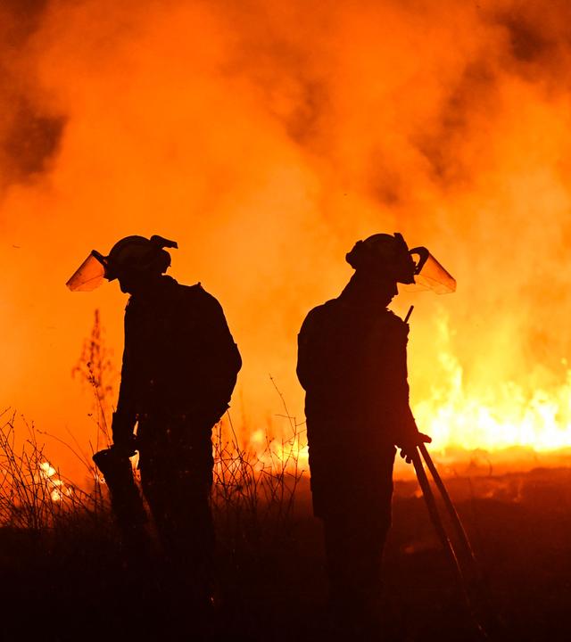 Feuerwehrleute kämpfen am 12. August 2025 im Dorf Vilaza nahe Verín in der Provinz Ourense im Nordwesten Spaniens gegen einen Waldbrand.