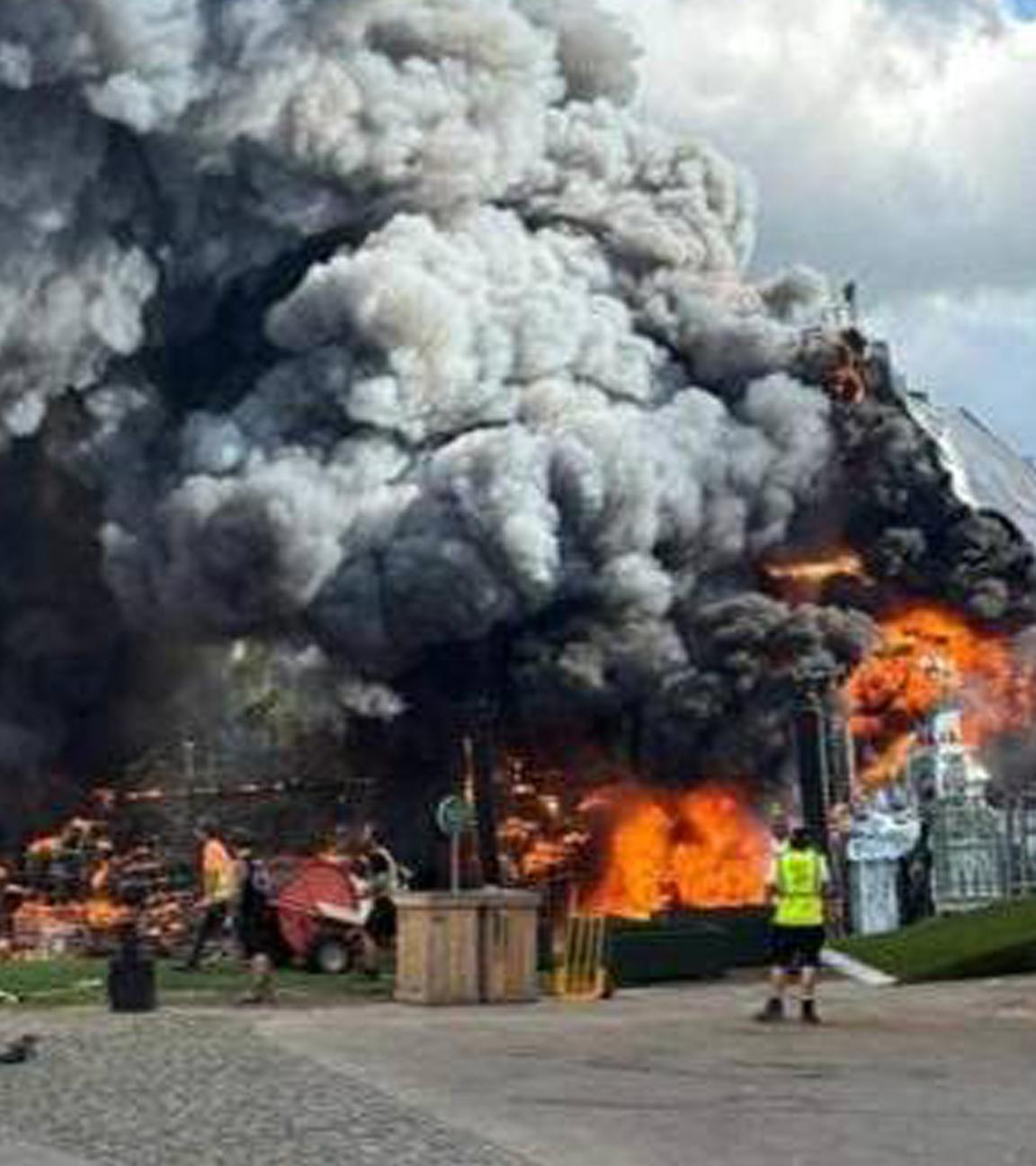 Die Hauptbühne vor dem Start des "Tomorrowland"-Festival in Flammen