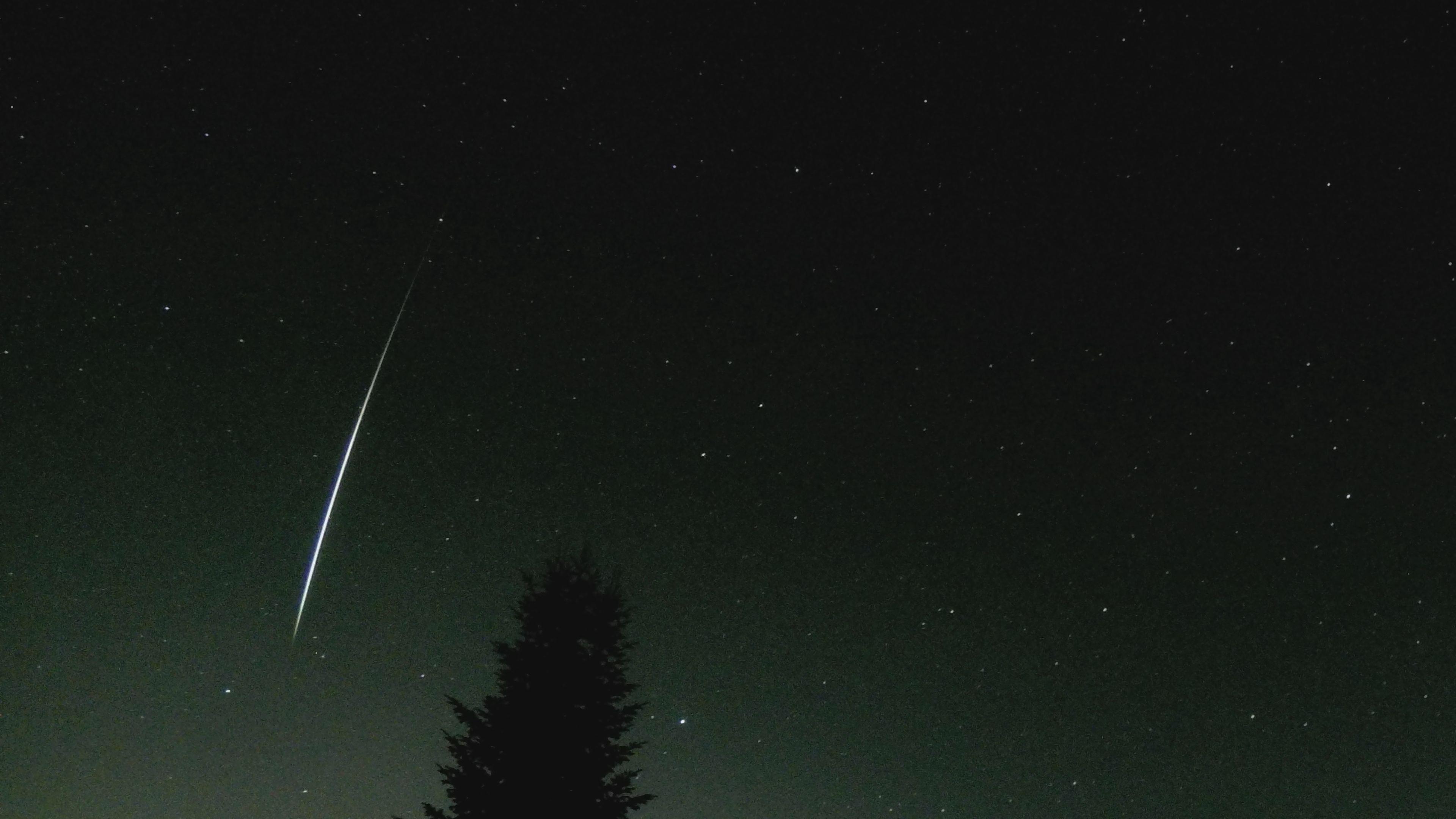 Feuerbälle am Nachthimmel durch SpaceX-Rakete