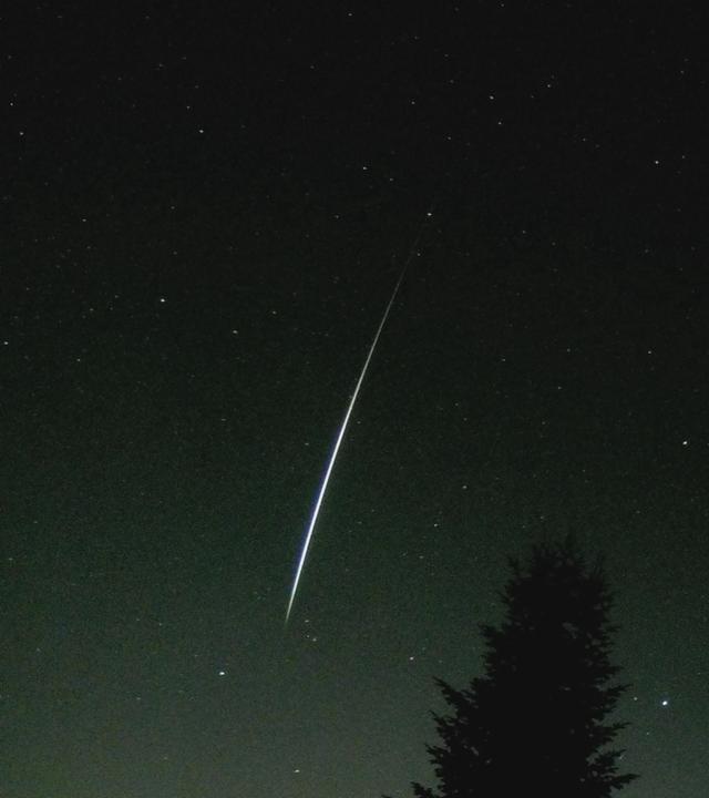 Feuerbälle am Nachthimmel durch SpaceX-Rakete