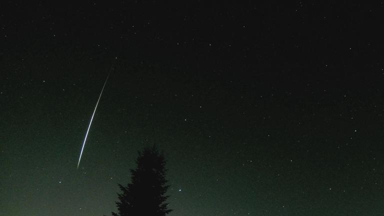 Feuerbälle am Nachthimmel durch SpaceX-Rakete