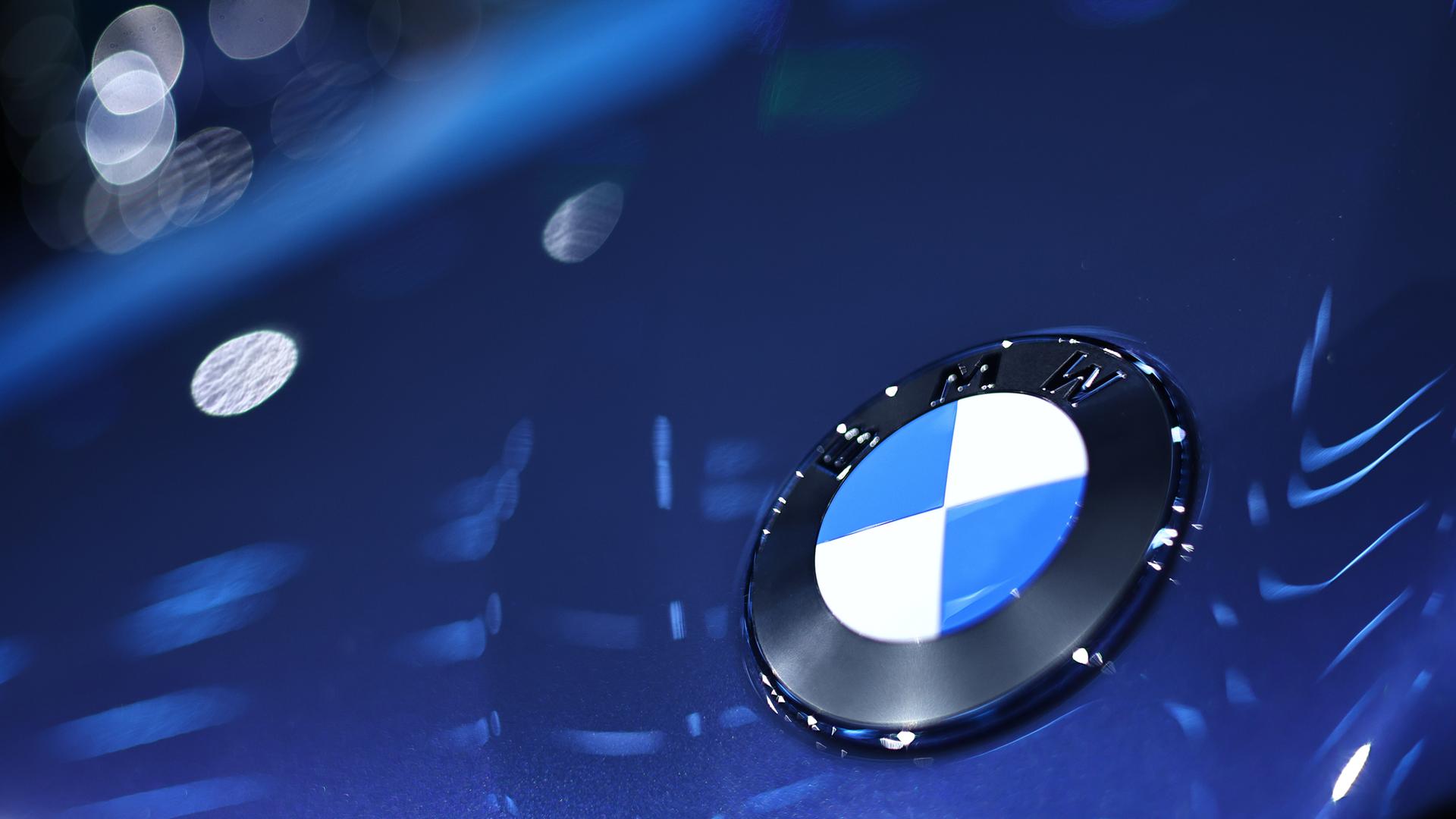 BMW-Logo auf einem iX3 während der Weltpremiere in München am 05.09.2025 auf der IAA Mobility 2025.