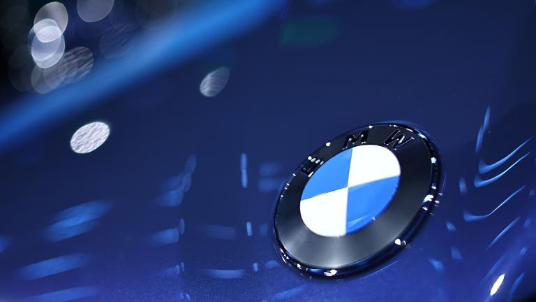 BMW-Logo auf einem iX3 während der Weltpremiere in München am 05.09.2025 auf der IAA Mobility 2025.