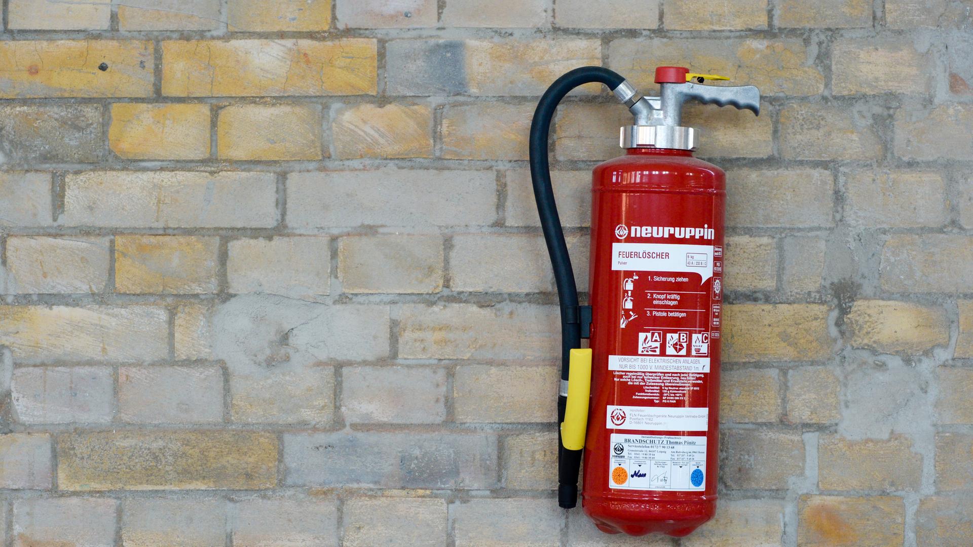 Ein Feuerlöscher an der Wand