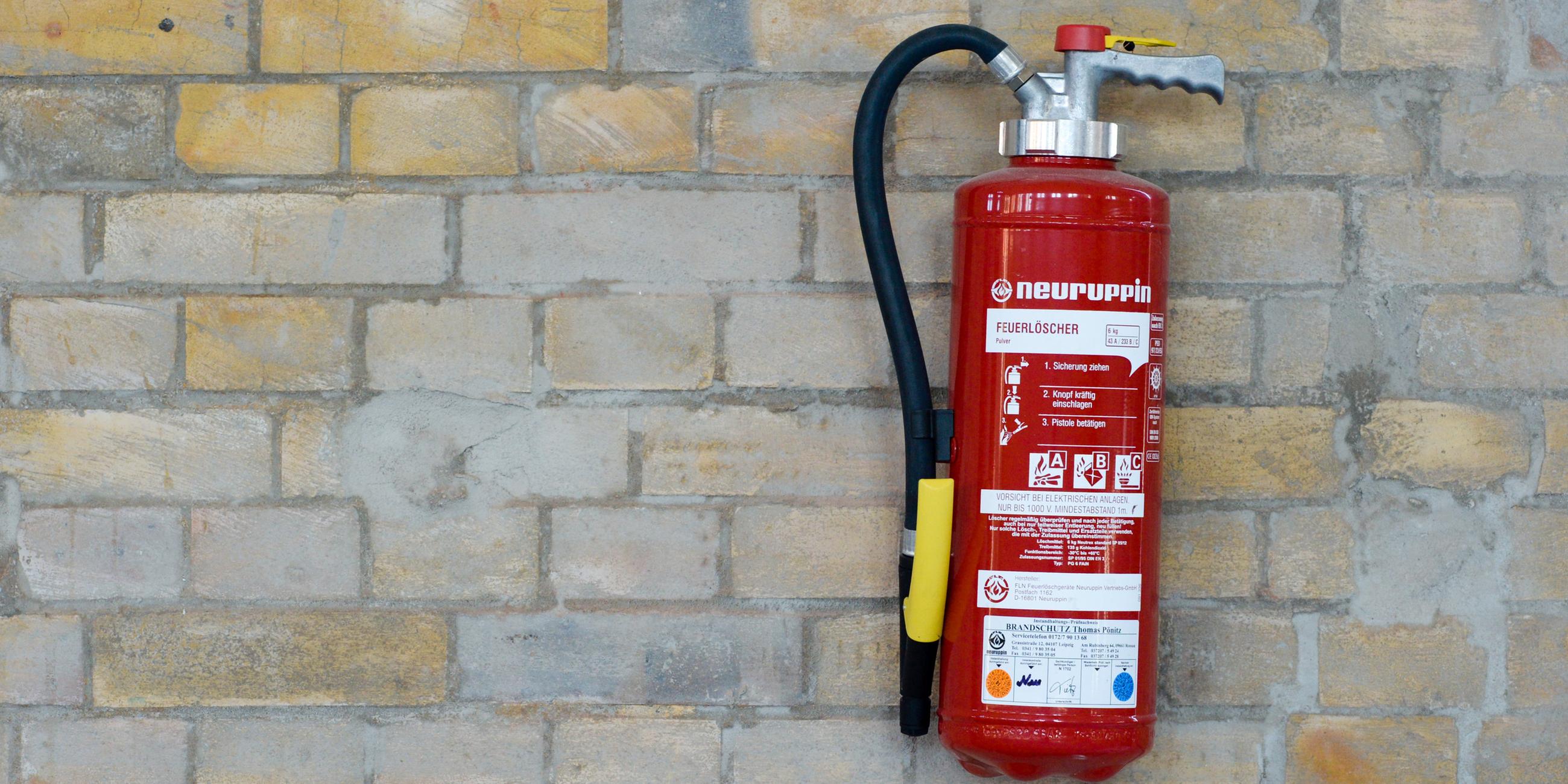 Ein Feuerlöscher an der Wand