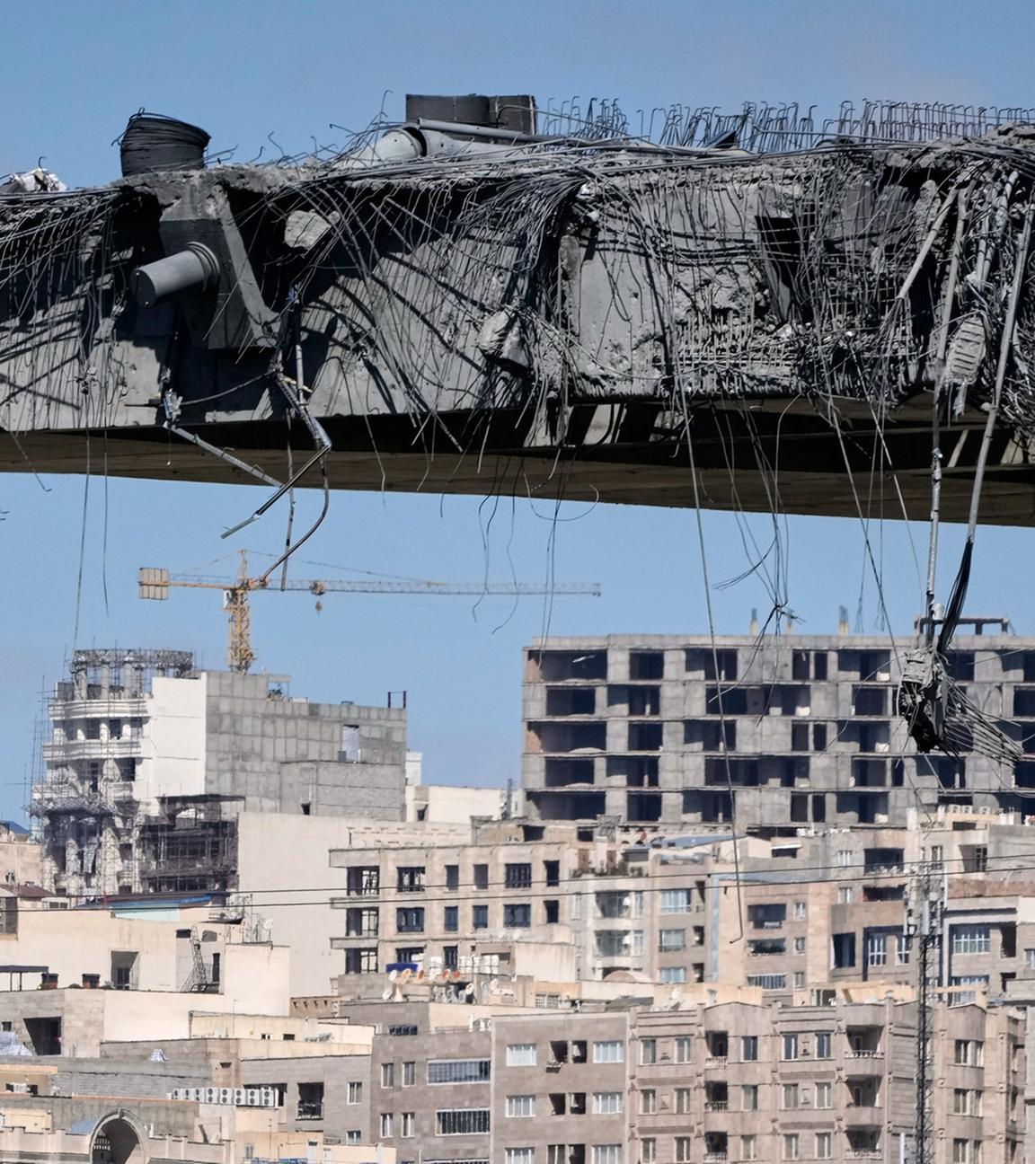 Blick auf eine Brücke in Karadsch, die am 2. April 2026 von US-Luftangriffen getroffen wurde.