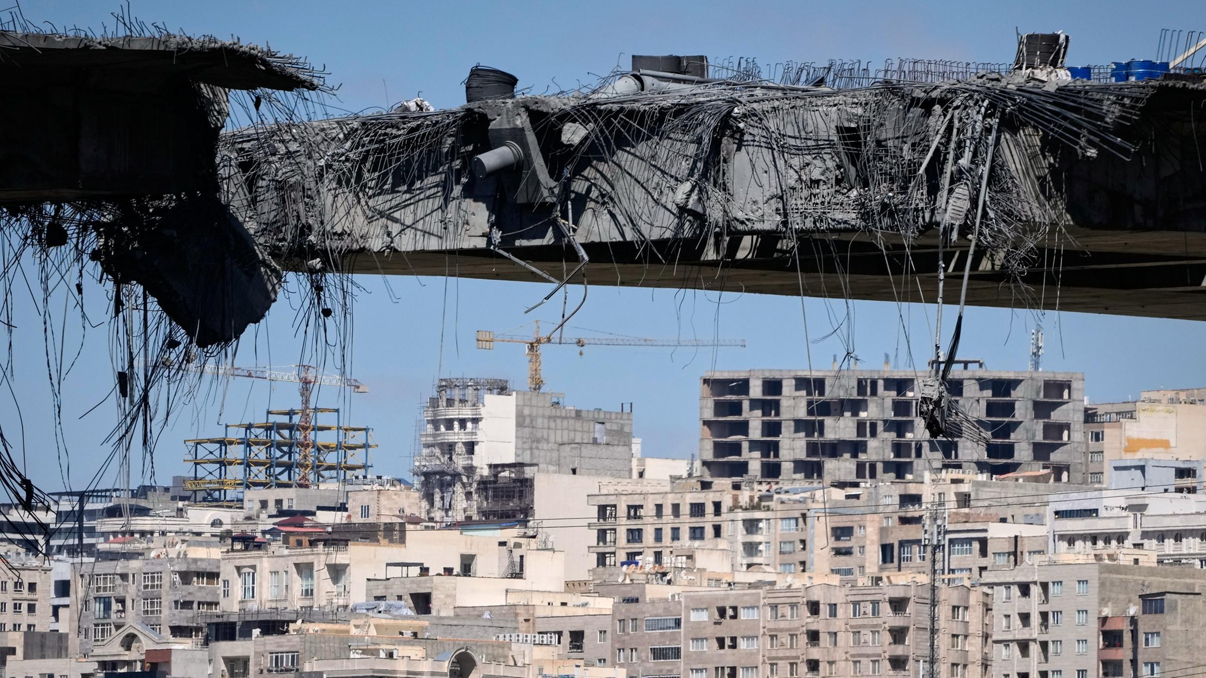 Blick auf eine Brücke in Karadsch, die am 2. April 2026 von US-Luftangriffen getroffen wurde.