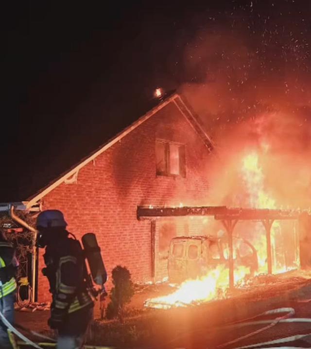 Feuerwehr versucht ein brennendes Haus zu löschen