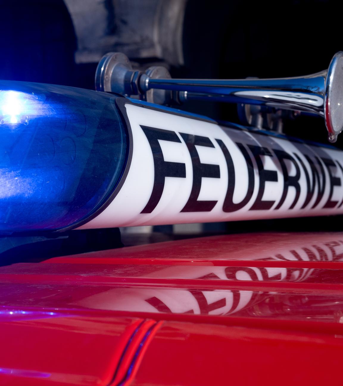 Symbolbild: Ein Fahrzeug der Feuerwehr mit der Aufschrift "Feuerwehr".