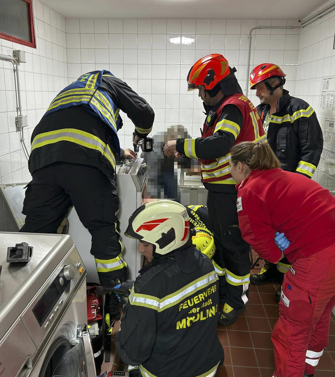 Feuerwehr befreit 13-Jährige aus Wäschetrockner