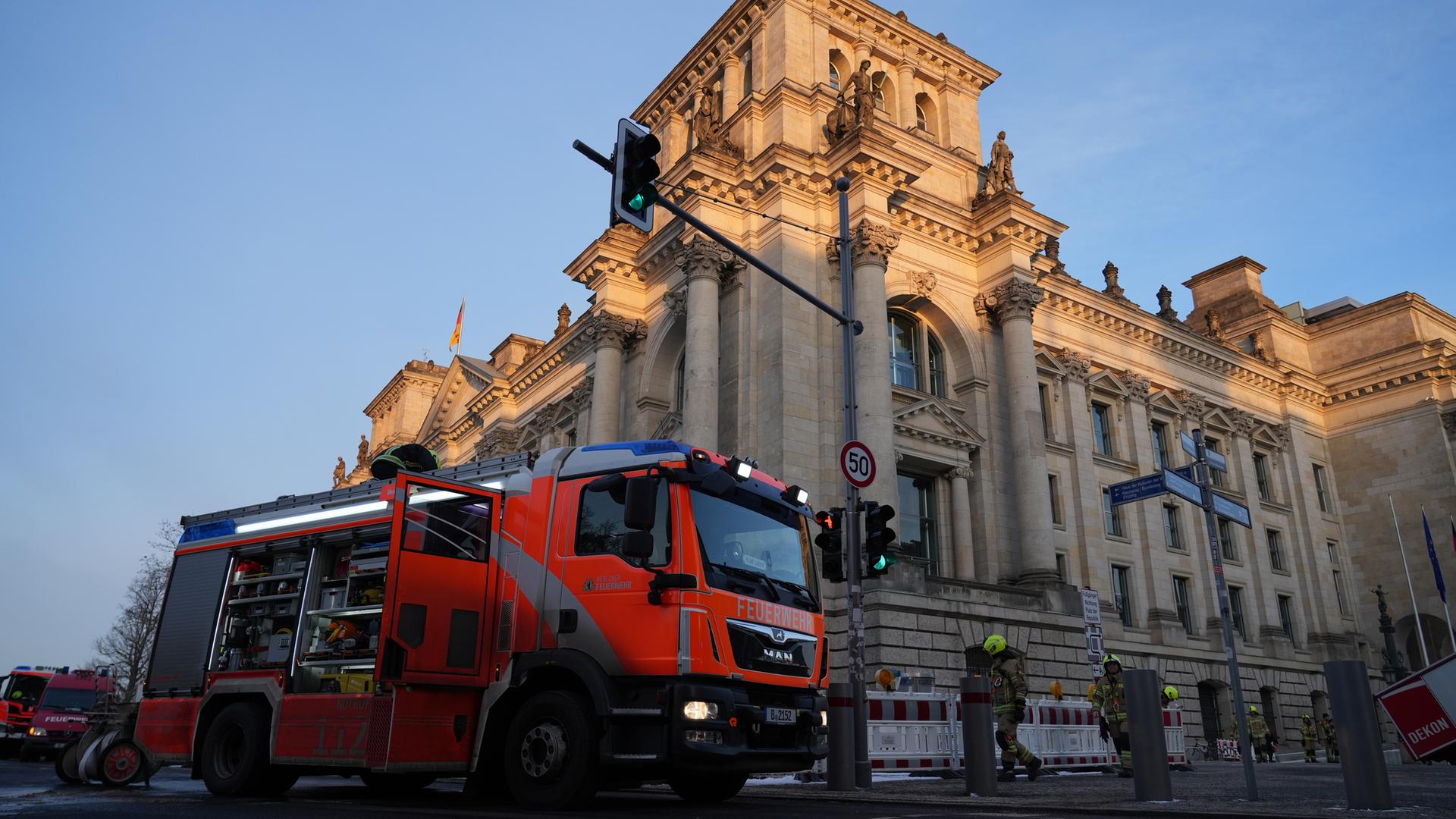 Feuerwehr steht vor dem Reichstagsgebäude. Aufgenommen am 19.02.2026, Berlin