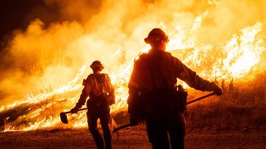 Feuerwehrleute sind im Einsatz, während das Hughes-Feuer am 22. Januar 2025 in Castaic, Kalifornien, brennt.