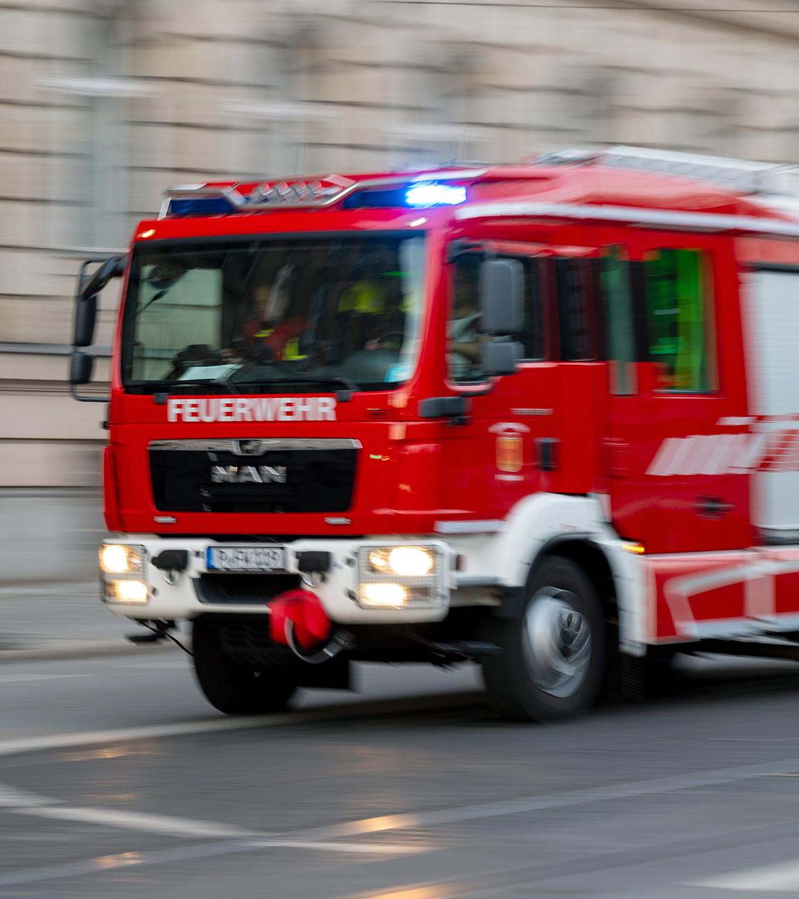 Feuerwehrmann wird im Einsatz geblitzt