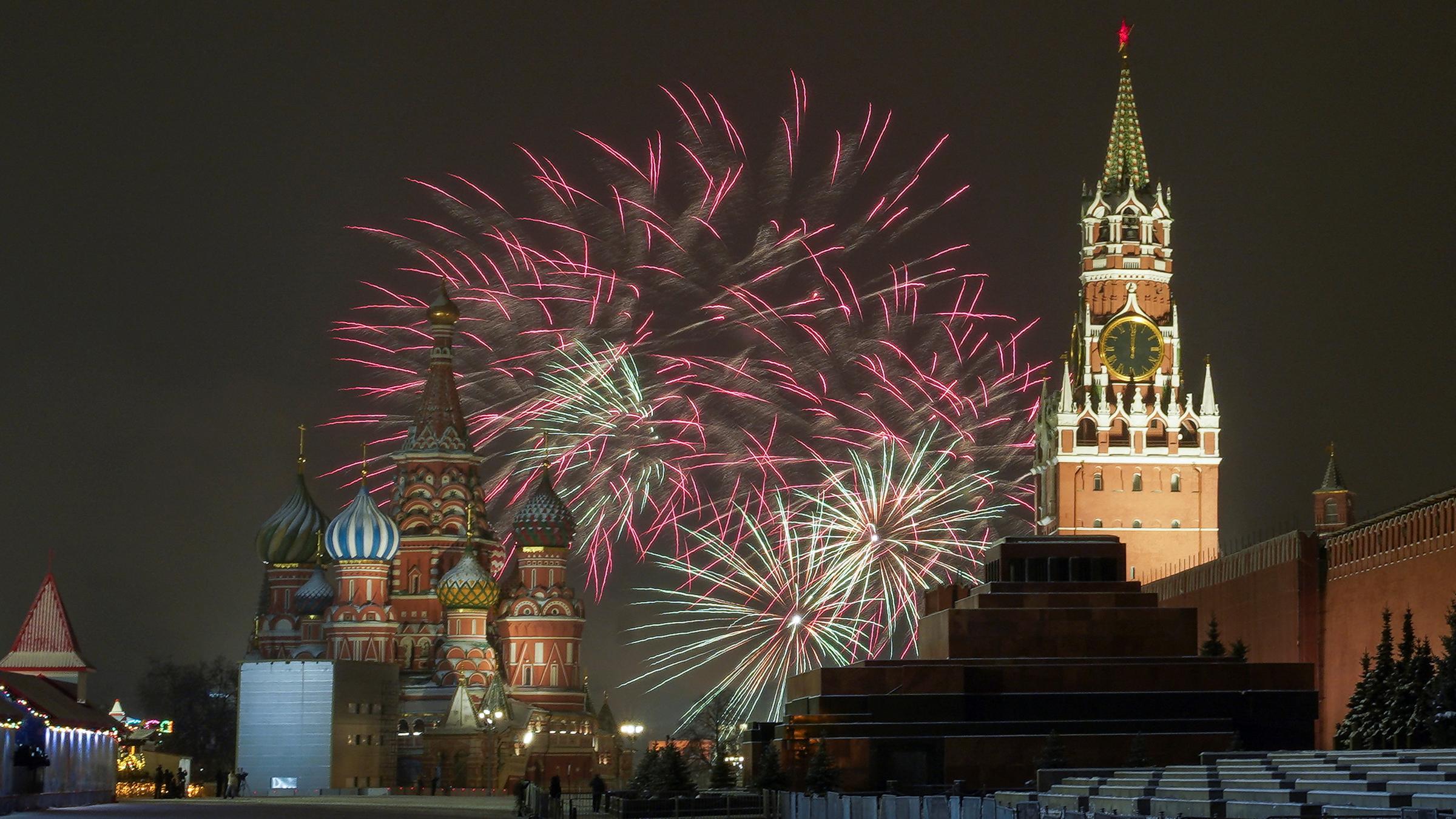 Während der Neujahrsfeiern am Jahreswechsel von 2021 auf 2022 explodiert Feuerwerk über dem Kreml in Moskau.