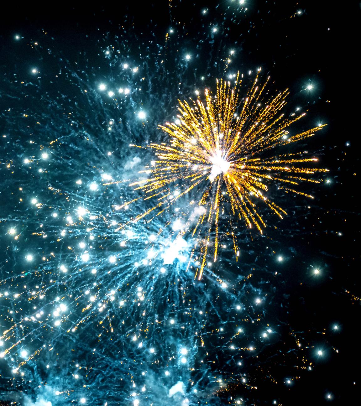 05.12.2024, Bremen, Bremerhaven: Silvesterraketen explodieren am Himmel.