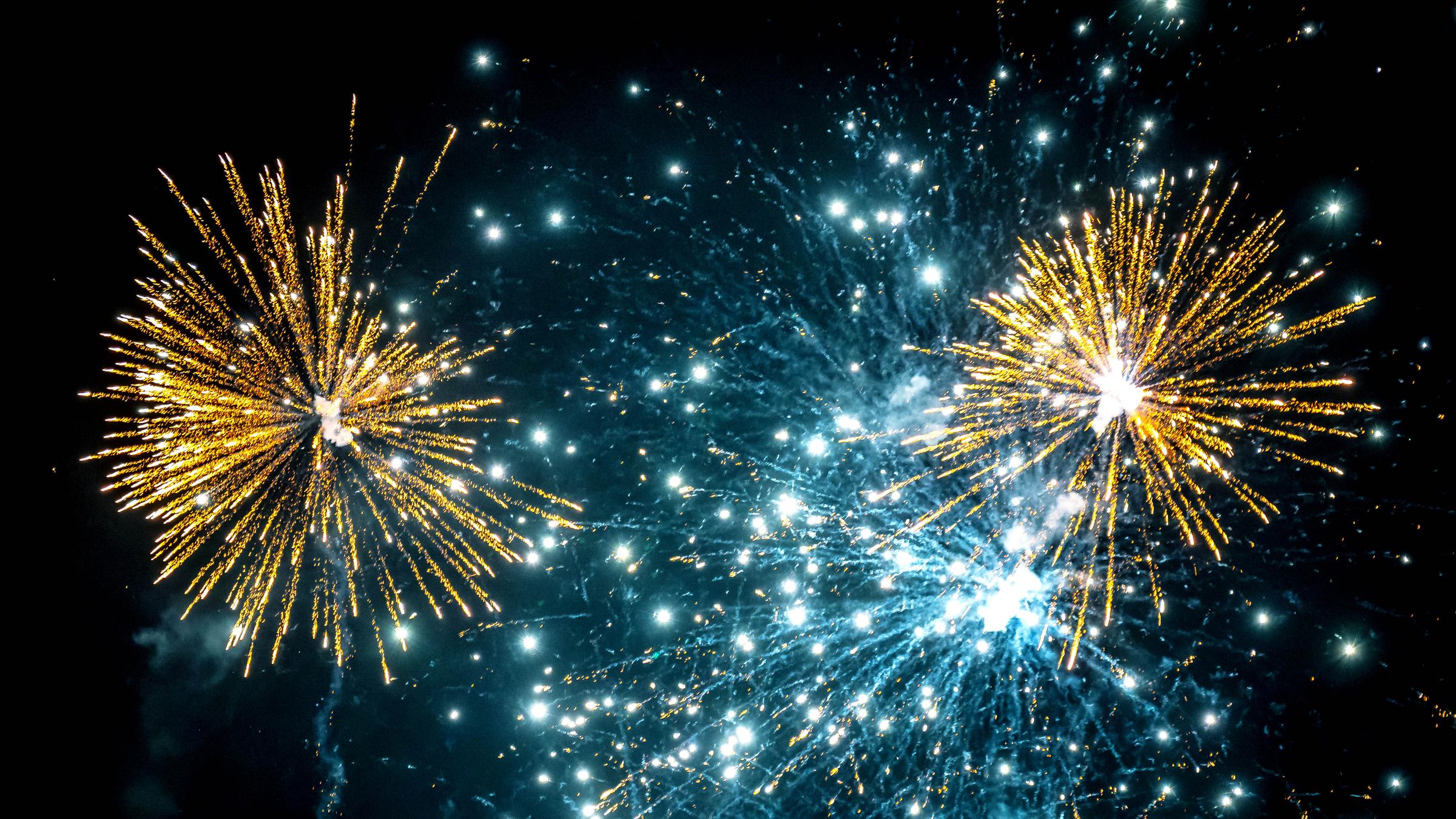 05.12.2024, Bremen, Bremerhaven: Silvesterraketen explodieren am Himmel.