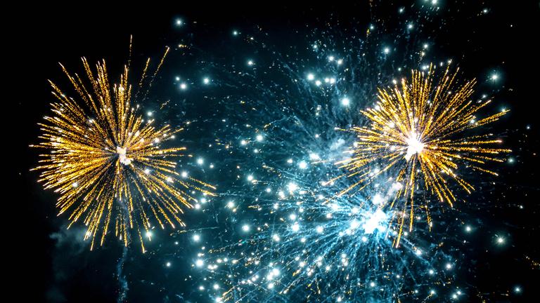 05.12.2024, Bremen, Bremerhaven: Silvesterraketen explodieren am Himmel.