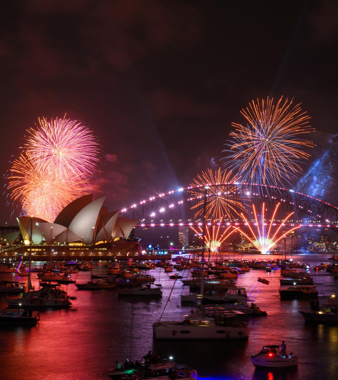 Feuerwerk über dem Hafen von Sydney, Australien, am 31.12.2025.