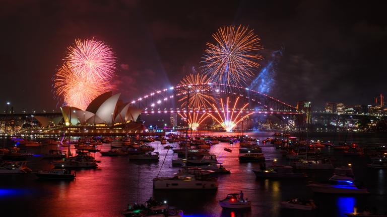 Feuerwerk über dem Hafen von Sydney, Australien, am 31.12.2025.