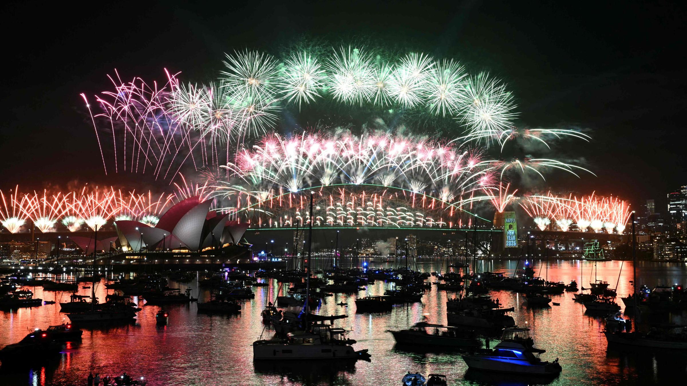 Feuerwerk am Himmel vom Hafen in Sydney, Australien, am 01.01.2026.