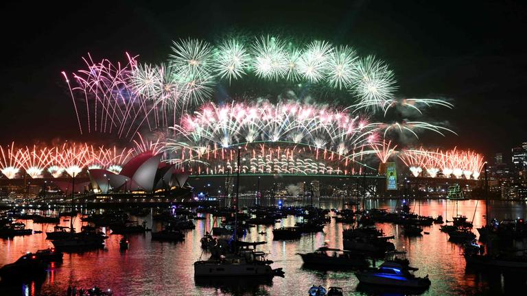 Feuerwerk am Himmel vom Hafen in Sydney, Australien, am 01.01.2026.