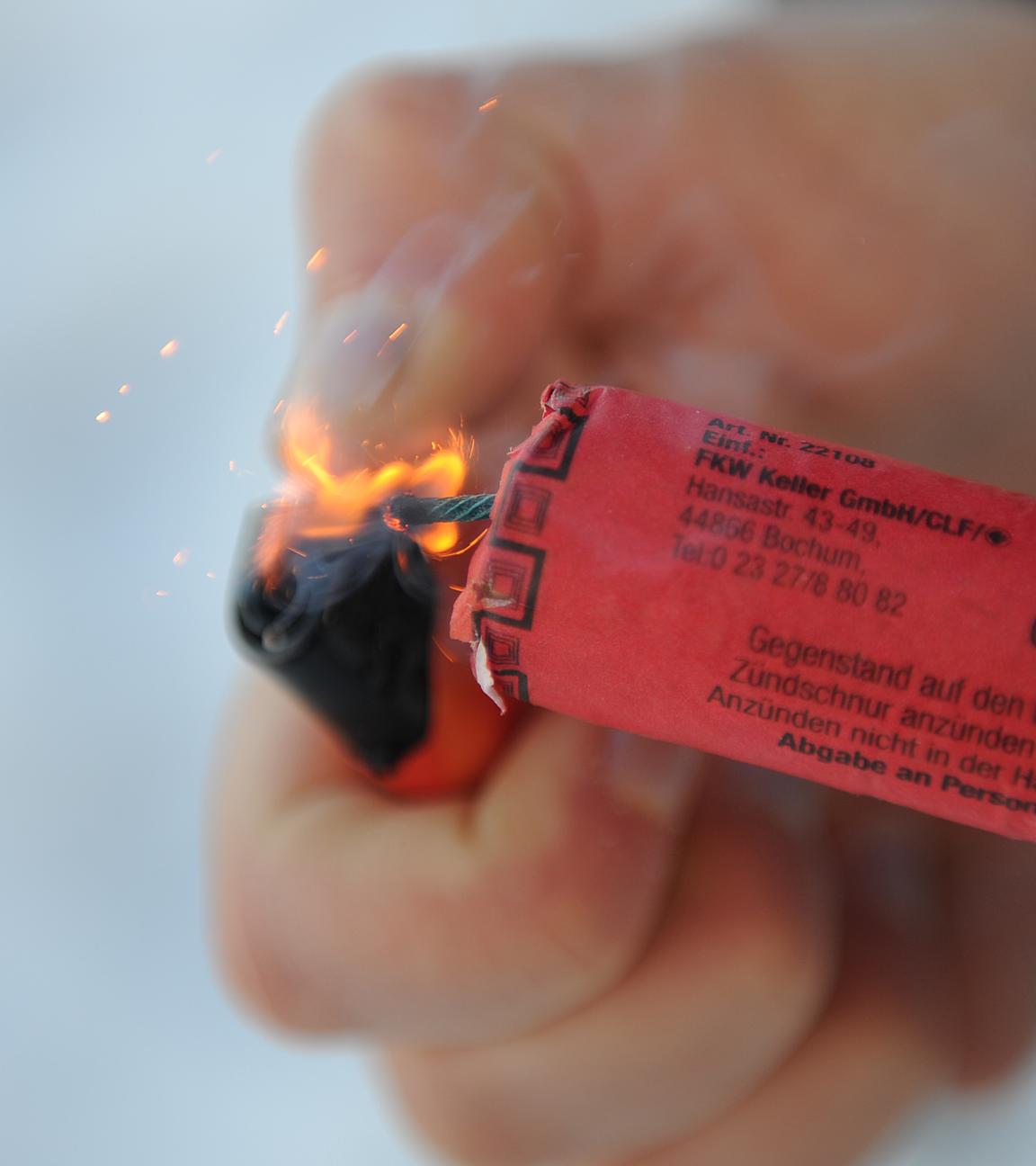 Feuerwerkskörper wird angezuendet