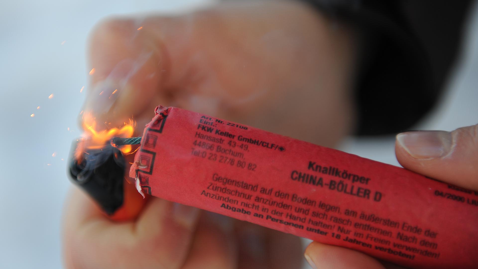 Feuerwerkskörper wird angezuendet