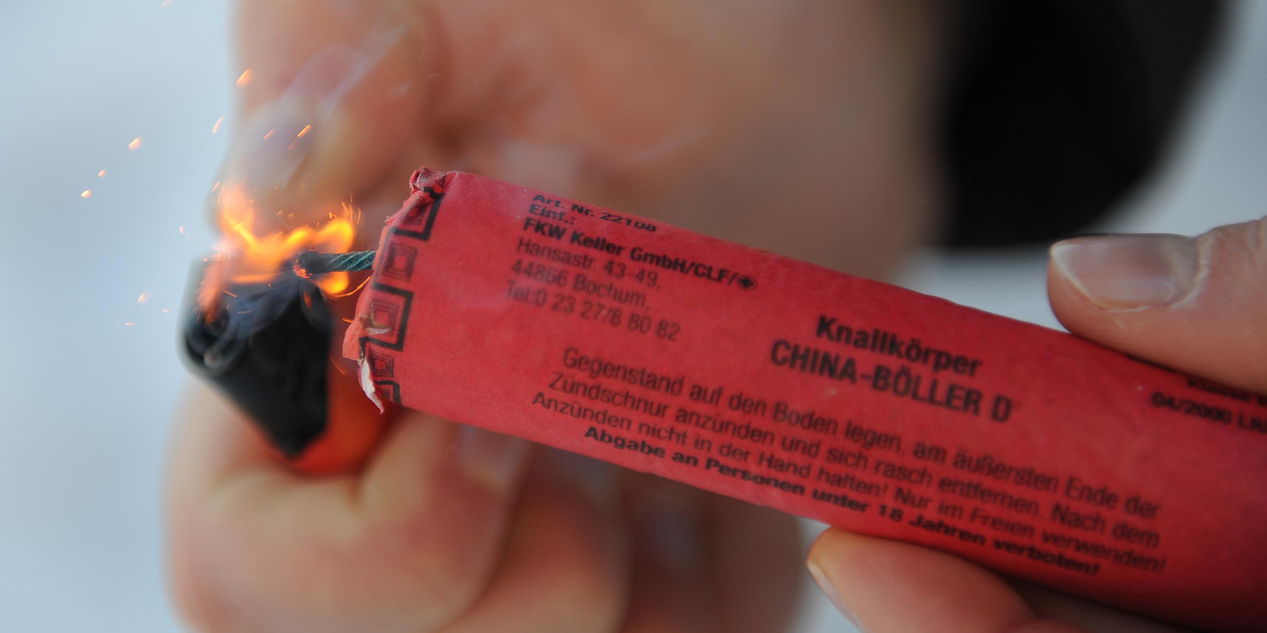 Feuerwerkskörper wird angezuendet