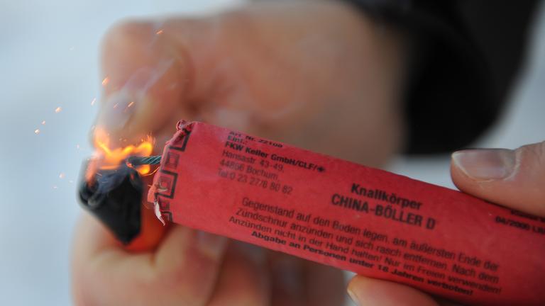 Feuerwerkskörper wird angezuendet