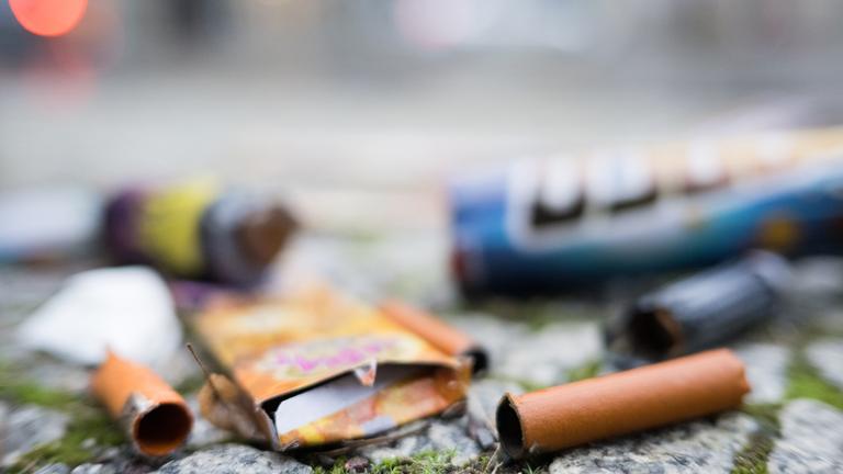 Benutze Böller liegen auf dem Boden.